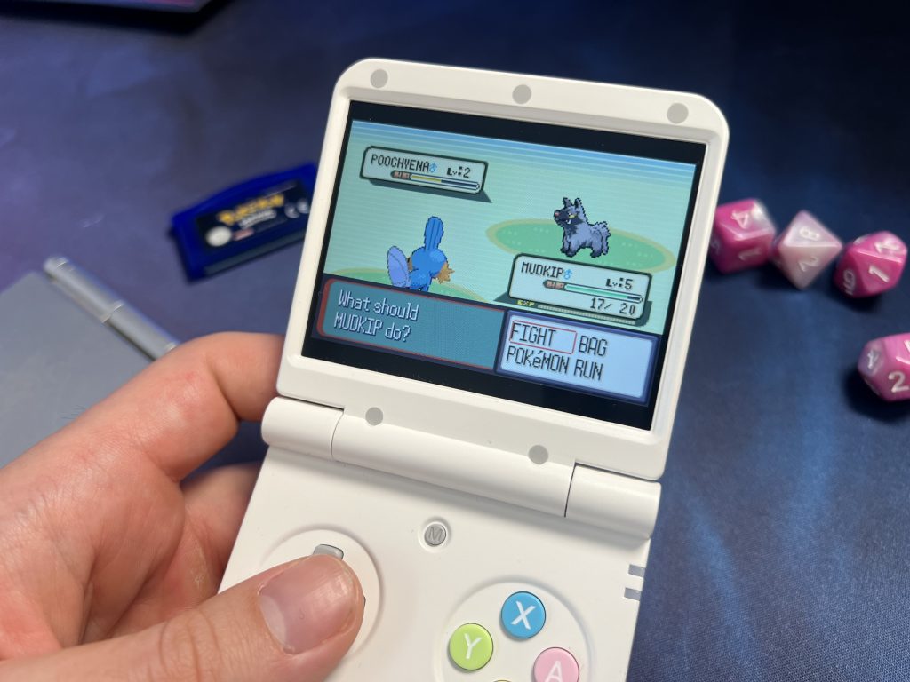 Pokémon Sapphire läuft auf dem Miyoo Flip – Kampf mit Mudkip.