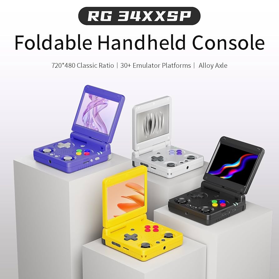 Vier Anbernic RG34XXSP Klappkonsolen in verschiedenen Farben mit geöffnetem Bildschirm und Retro-Tastenlayout.