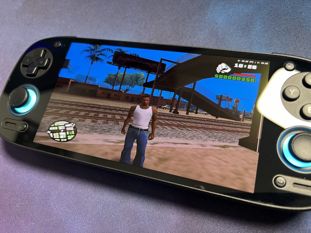 Gameplay von GTA San Andreas auf dem Retroid Pocket 5, gezeigt auf klarem, hochauflösendem Bildschirm.