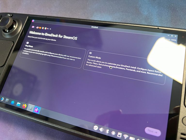 Steam Deck mit EmuDeck-Auswahl zwischen Easy Mode und Custom Mode – Konfiguration der Emulation.