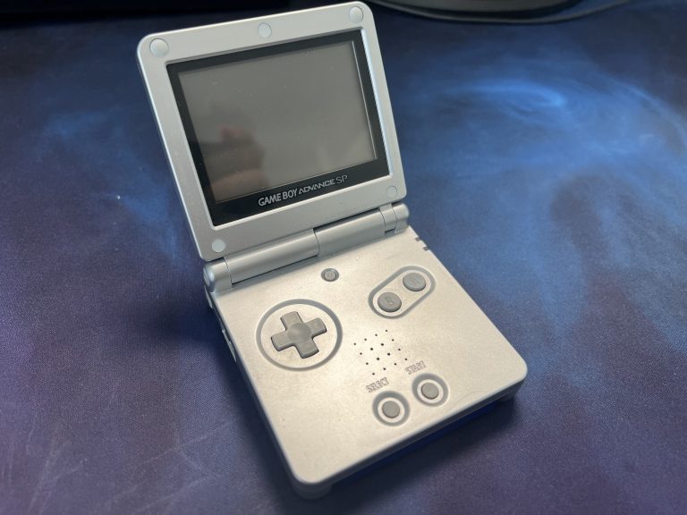 Silberner Gameboy Advance SP geöffnet – beliebtes Klappmodell mit Hintergrundbeleuchtung für Retro-Gaming