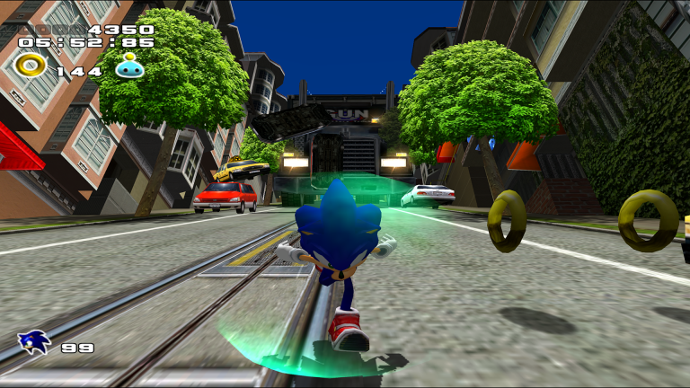 Sonic flieht in City Escape vor einem riesigen GUN-Militärtruck – legendäre Eröffnungssequenz in Sonic Adventure 2 Battle.