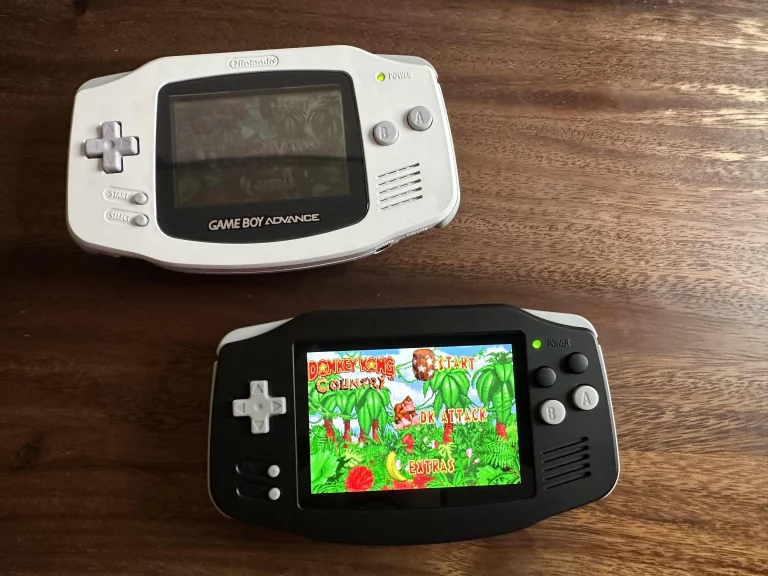 Original Gameboy Advance im Vergleich mit dem Anbernic RG35XX – modernes Emulationsgerät mit IPS-Display und Donkey Kong Country