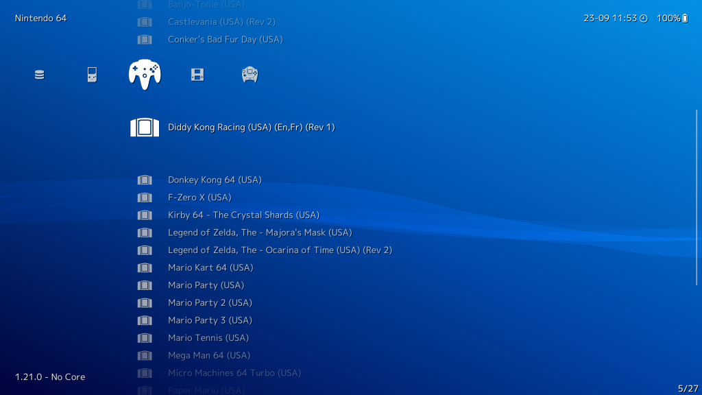RetroArch Startbildschirm im Nintendo 64 Menü mit einer langen Spieleliste, unter anderem Diddy Kong Racing, Donkey Kong 64, F-Zero X, Kirby 64 The Crystal Shards, The Legend of Zelda Majora’s Mask, Ocarina of Time, Mario Kart 64 und Mario Party. Die XMB Oberfläche von RetroArch bündelt viele Systeme in einer App und dient als All in One Einstieg in die Emulation.