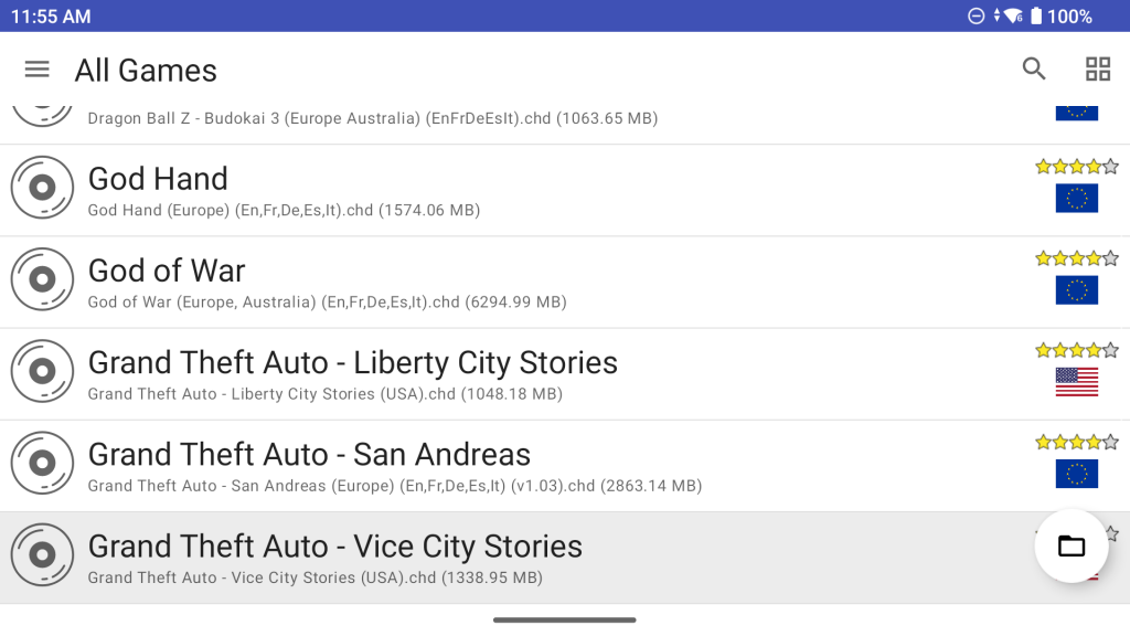 Bibliotheksansicht eines PlayStation 2 Emulators auf Android mit PS2 Spielen als CHD Dateien, darunter Dragon Ball Z Budokai 3, God Hand, God of War sowie Grand Theft Auto Liberty City Stories, San Andreas und Vice City Stories. Rechts sind Regionsflaggen und Sterne zu sehen, die die Sammlung übersichtlich markieren. Aufgenommen für den Vergleich der besten Retro Emulatoren.