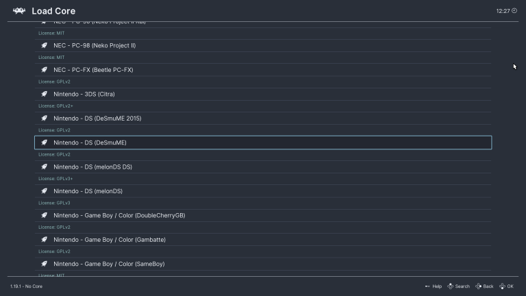 RetroArch Benutzeroberfläche mit der Auswahl des Nintendo DS Cores. Der Nutzer kann zwischen DeSmuME und MelonDS wählen, um DS-Spiele zu emulieren.