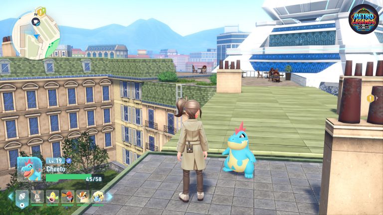 Aussicht über die Dächer von Lumiose City in Pokémon Legenden Z-A: Die Trainerin steht mit ihrem Totodile auf einer Dachterrasse und blickt über die Stadt. Im Hintergrund sind mehrere Gebäude, Straßen und moderne Strukturen zu sehen. Der Screenshot verdeutlicht die vertikale Erkundung und die technische Detailtiefe der Spielwelt.