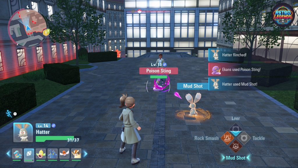 Echtzeit-Kampf in Pokémon Legenden Z-A: Die Trainerin steht ihrem Gegner in einer nächtlichen Straße von Lumiose City gegenüber. Ihr Bunnelby greift ein gegnerisches Ekans mit der Attacke „Mud Shot“ an, während auf dem Bildschirm Statusmeldungen über erlittene und ausgeführte Aktionen erscheinen. Der Screenshot zeigt das neue aktive Kampfsystem mit Bewegungsfreiheit und direkter Steuerung.