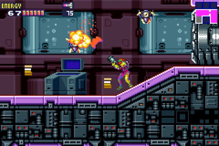 Seitliche Actionpassage in einem metallischen Korridor; Samus feuert diagonal, ein Gegner explodiert, HUD mit Energie und Missiles sichtbar.