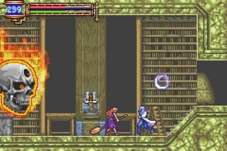 Bibliothek‑Raum mit Leiter; rechts der Held, links ein brennender Riesenschädel und eine Hexe mit Besen, Projektil kreist in der Mitte.