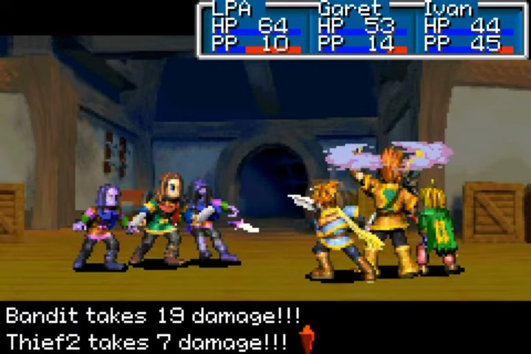 Rundenkampf in einer Holzhütte; drei Helden rechts attackieren Banditen links, oben sind HP/PP‑Leisten eingeblendet, unten Lauftext mit Schadenszahlen.