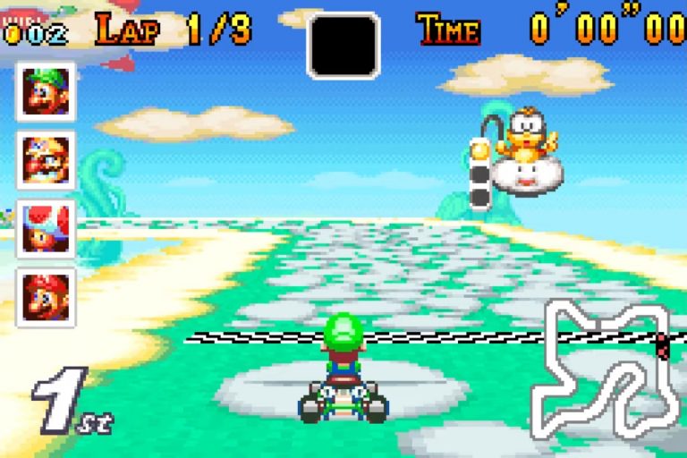 Startlinie auf einer hellen Inselstrecke, Luigi im Kart wartet auf Lakitus Ampel; links Fahrerporträts, unten die Minimap.