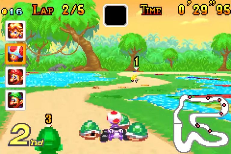 Strandstrecke mit Palmen und Lagunen, Toad im Kart auf Platz zwei, drei grüne Panzer kreisen als Item; HUD mit Runde 2/5 und Streckenkarte sichtbar.