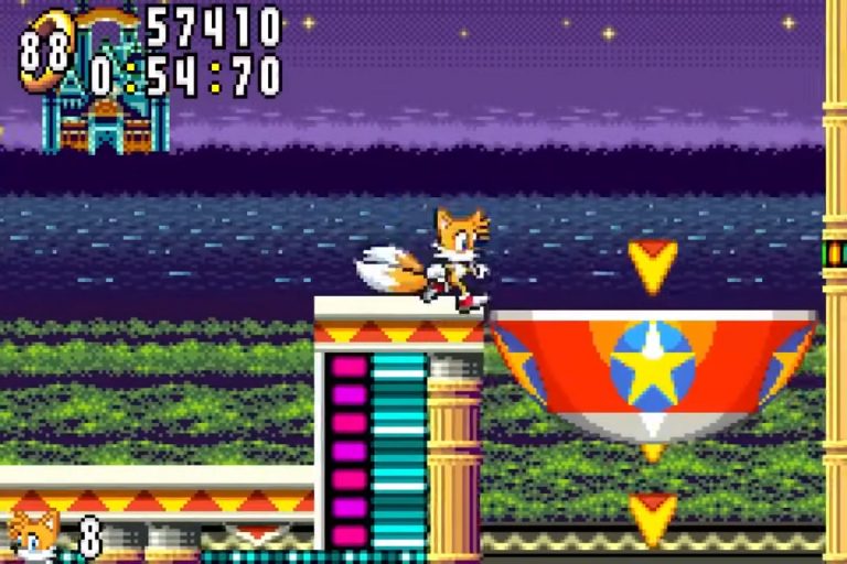 Tails läuft nachts an einer Küstenbühne entlang, rechts dreht sich ein rotes Karussell‑Becken mit Sternsymbol; HUD mit Ringen und Zeit oben.