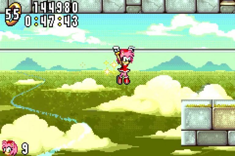 Amy Rose schwebt in heller Höhenwelt über grünen Wolken, Funken glitzern an den Hämmern; links Ringzahl und Zeit eingeblendet.