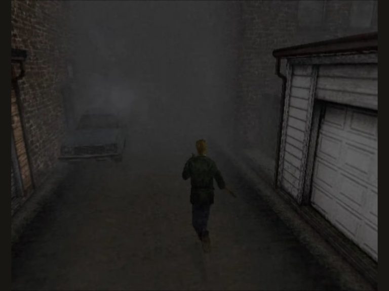 Nebelige Seitenstraße, Hauptfigur läuft durch dichte graue Schwaden, Backsteinfassade links, Garagentor rechts, verlassener Wagen im Dunst. Stimmung: leise, bedrückend, Fokus auf Orientierung über Karte und Sound statt Action.