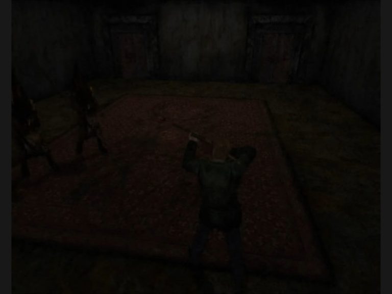 Dunkler Innenraum mit verschlissenem Teppich, die Figur hebt eine Waffe, zwei bedrohliche Gegner am Rand. Körnige Beleuchtung, enge Perspektive, klaustrophobische Atmosphäre.