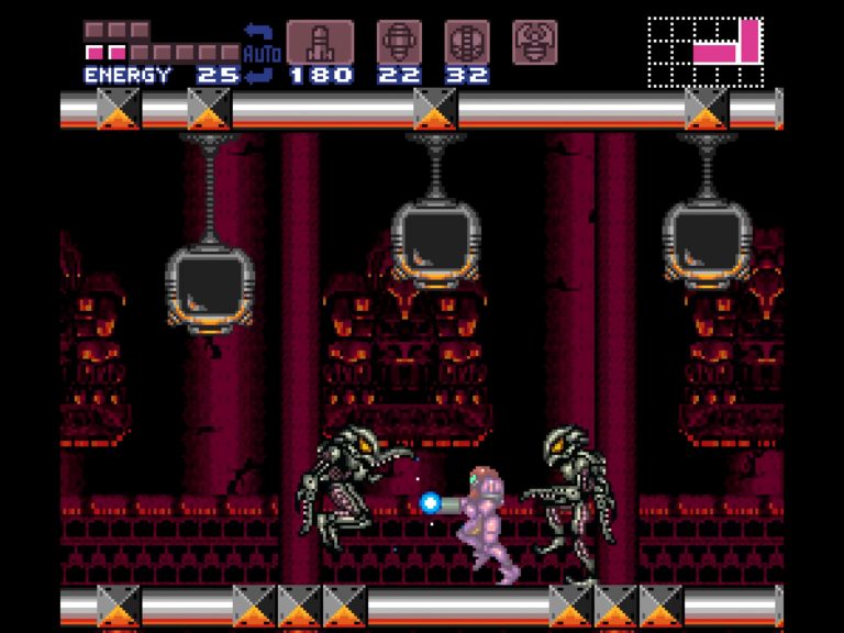 Super Metroid SNES Bossraum‑Atmosphäre: Samus in violettem Suit feuert einen Charged Shot gegen zwei Alien‑Gegner. Industrieller Korridor mit hängenden Maschinen, rote Lichtstimmung, minimap oben rechts, Energieleiste und Munitions‑HUD. Schneller Kampf im engen Side‑Scroller‑Gang, zeigt präzises D‑Pad‑Gameplay und bedrohliche Norfair/Brinstar‑Ästhetik