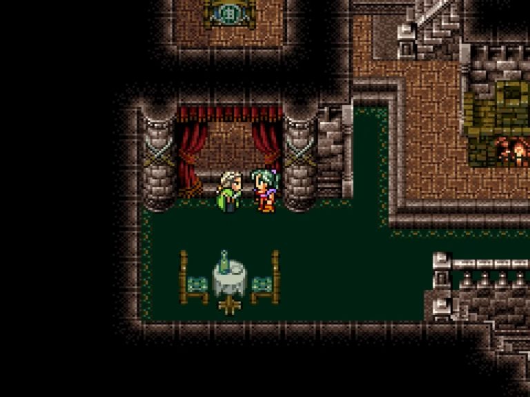 Innenaufnahme eines kastellartigen Zimmers mit rotem Vorhang, Kamin und gedecktem Tisch. Zwei Figuren stehen sich gegenüber, die Atmosphäre wirkt ruhig und vertraut.