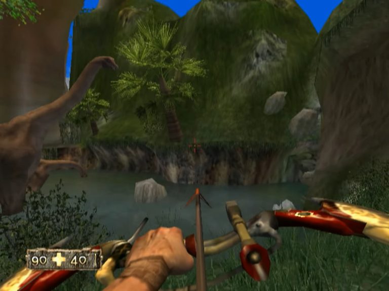 Blick aus der Ego‑Perspektive über eine Wasserstelle mit zwei Dinosauriern. Der Spieler zielt mit einem roten Kompositbogen, üppige Vegetation und Felsklippen rahmen die Szene, das Interface zeigt Lebenspunkte und Munition.