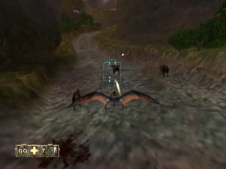 Luftaufnahme aus der Spielerperspektive, Pteranodon gleitet durch eine Steinlandschaft, Zielerfassung auf Feinde am Boden, helle Sonne und blasse Canyonfarben formen die Kulisse.