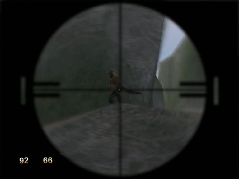 Blick durchs Zielfernrohr auf einen Gegner, der über einen Felsen läuft. Der schwarze Rahmen des Fernrohrs und unscharfe Felsenränder erzeugen Spannung und Fokus auf das Ziel.