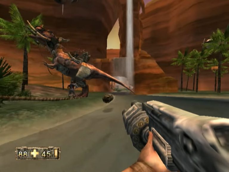 Egoansicht mit futuristischer Schrotflinte in einer roten Wüstenlandschaft. Ein massiver Tyrannosaurus mit Reiter kämpft nahe eines Wasserfalls zwischen Palmen und Basaltfelsen.