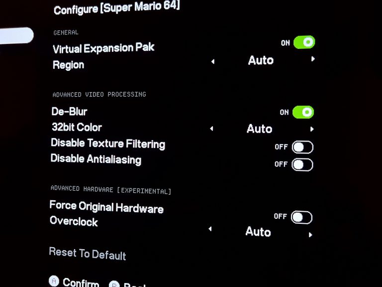 Foto eines Einstellungsmenüs mit der Überschrift „Configure Super Mario 64“. Angezeigt werden Schalter für Virtual Expansion Pak, De Blur, 32bit Color sowie Optionen wie Disable Texture Filtering und Disable Antialiasing.