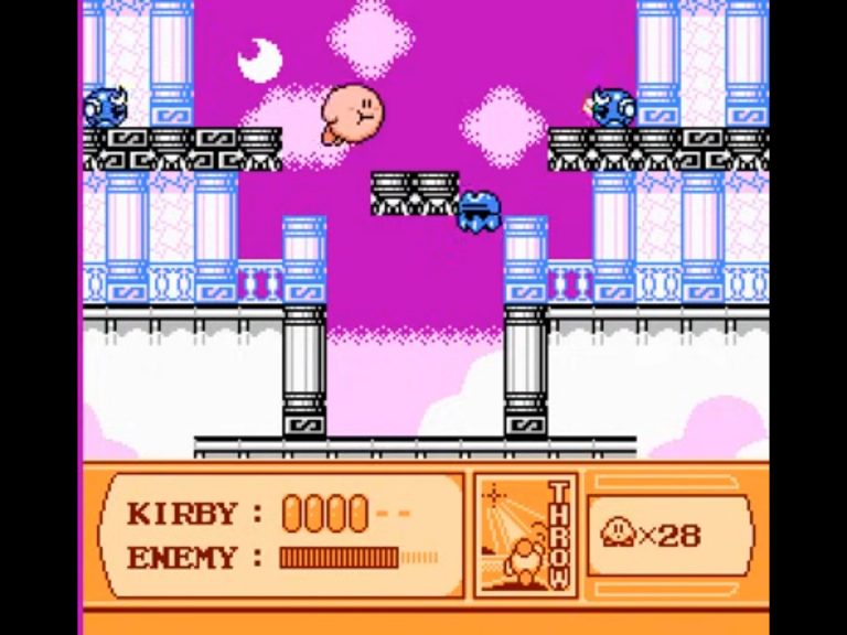 Kirby trifft in einem violett‑rosa Wolkenlevel auf blaue Gegner, umgeben von Marmorpfeilern und halbmondförnigen Elementen im Hintergrund. Anzeige zeigt die gewählte Fähigkeit „Throw“ und verbleibende Leben.