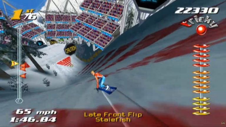Rennszene in SSX Tricky mit Snowboarderin in der Halfpipe. Zuschauertribünen, Schnee und rote Markierungen im Hintergrund. Geschwindigkeit und Trick‑Anzeige mit „Late Front Flip Stalefish“ im Interface sichtbar.