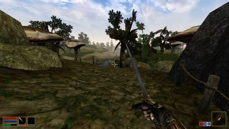 Spielerblick über eine bewachsene Landschaft in Morrowind, Schwert in der Hand sichtbar. Pilzähnliche Bäume ragen aus der sumpfigen Ebene, der Flusslauf führt in die Ferne unter hellem Himmel. Gesundheits‑ und Magieleisten unten links eingeblendet.
