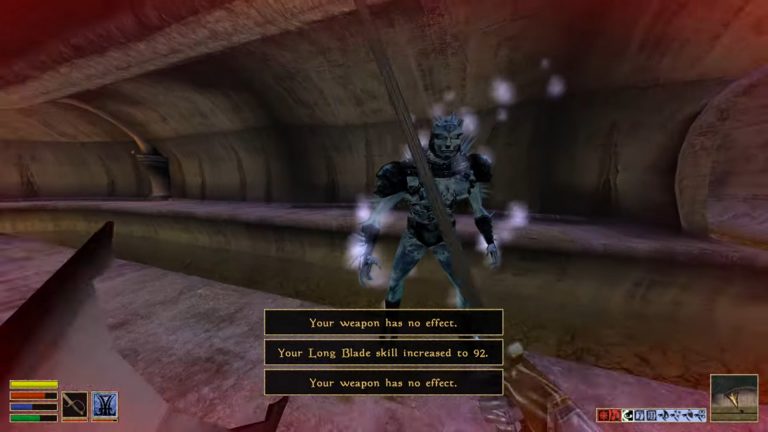 Nahkampfszene in einem dunklen Tunnel aus The Elder Scrolls III Morrowind. Ein geisterhaft blauer Gegner steht vor dem Spieler, während die Meldung „Your weapon has no effect“ im Menü erscheint. HUD zeigt Schaden und Energieverlust.